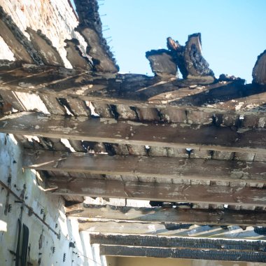 Çok kirlenmiş endüstriyel bir fabrikanın kalıntıları, sanayi serisi.