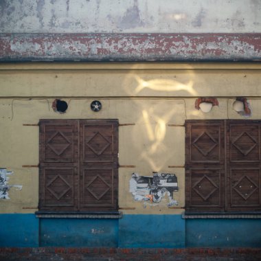 Çok kirlenmiş endüstriyel bir fabrikanın kalıntıları, sanayi serisi.