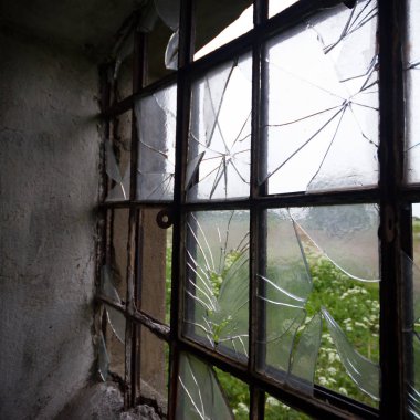 Çok kirlenmiş endüstriyel bir fabrikanın kalıntıları, sanayi serisi.