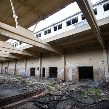 Çok kirlenmiş endüstriyel bir fabrikanın kalıntıları, sanayi serisi.