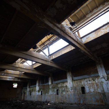 Çok kirlenmiş endüstriyel bir fabrikanın kalıntıları, sanayi serisi.