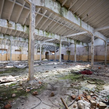 Çok kirlenmiş endüstriyel bir fabrikanın kalıntıları, sanayi serisi.