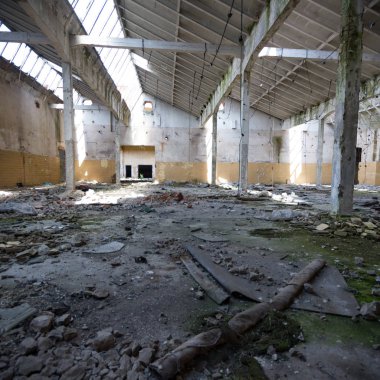 Çok kirlenmiş endüstriyel bir fabrikanın kalıntıları, sanayi serisi.