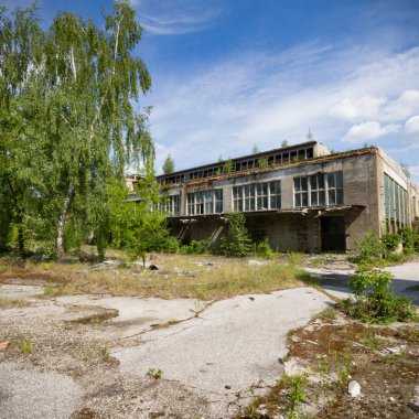 Çok kirlenmiş endüstriyel bir fabrikanın kalıntıları, sanayi serisi.