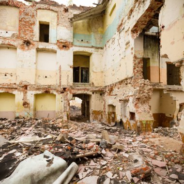 Çok kirlenmiş endüstriyel bir fabrikanın kalıntıları, sanayi serisi.