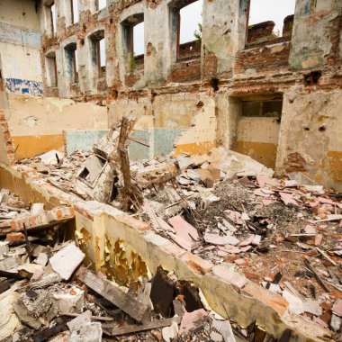 Çok kirlenmiş endüstriyel bir fabrikanın kalıntıları, sanayi serisi.