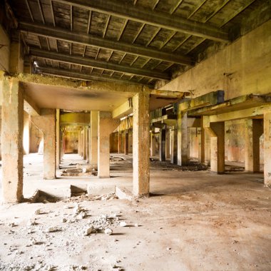 Çok kirlenmiş endüstriyel bir fabrikanın kalıntıları, sanayi serisi.