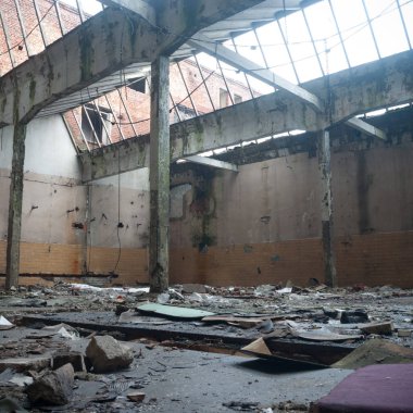 Çok kirlenmiş endüstriyel bir fabrikanın kalıntıları, sanayi serisi.