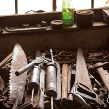 Çok kirlenmiş endüstriyel bir fabrikanın kalıntıları, sanayi serisi.