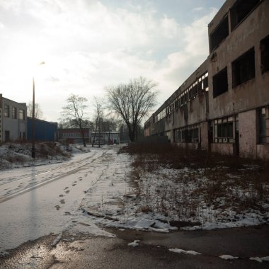 Çok kirlenmiş endüstriyel bir fabrikanın kalıntıları, sanayi serisi.