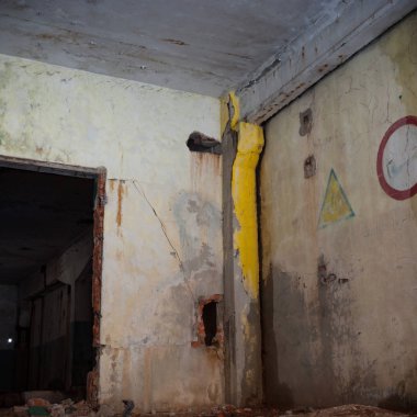 Çok kirlenmiş endüstriyel bir fabrikanın kalıntıları, sanayi serisi.