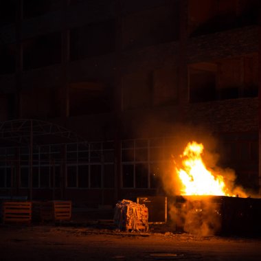 Çok kirlenmiş endüstriyel bir fabrikanın kalıntıları, sanayi serisi.