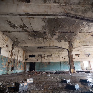 Çok kirlenmiş endüstriyel bir fabrikanın kalıntıları, sanayi serisi.