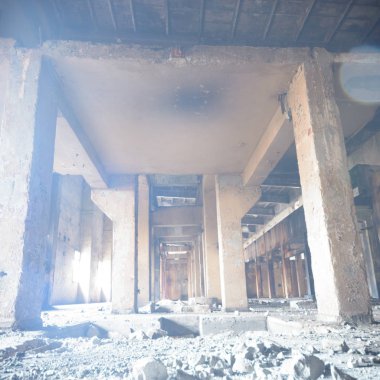 Çok kirlenmiş endüstriyel bir fabrikanın kalıntıları, sanayi serisi.