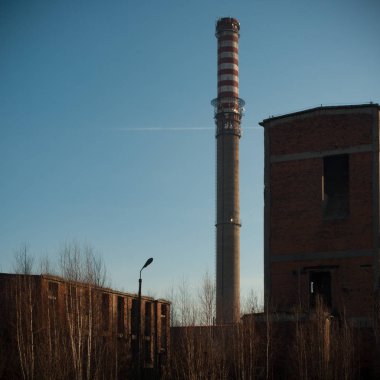 Çok kirlenmiş endüstriyel bir fabrikanın kalıntıları, sanayi serisi.