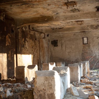 Çok kirlenmiş endüstriyel bir fabrikanın kalıntıları, sanayi serisi.