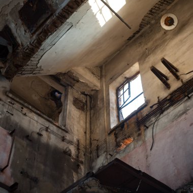 Çok kirlenmiş endüstriyel bir fabrikanın kalıntıları, sanayi serisi.