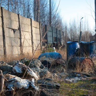 Çok kirlenmiş endüstriyel bir fabrikanın kalıntıları, sanayi serisi.