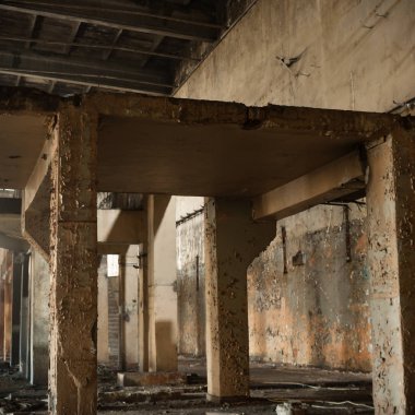Çok kirlenmiş endüstriyel bir fabrikanın kalıntıları, sanayi serisi.