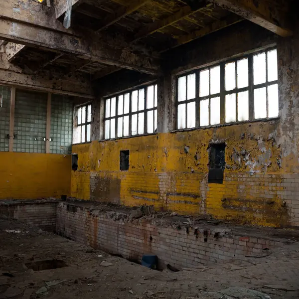 Çok kirlenmiş endüstriyel bir fabrikanın kalıntıları, sanayi serisi.