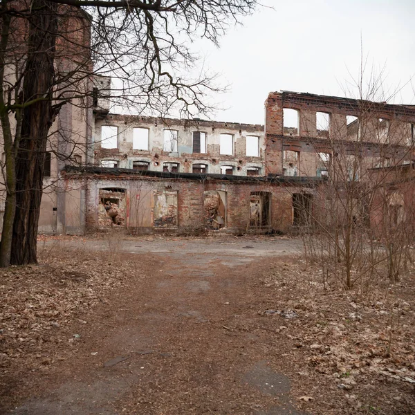 Çok kirlenmiş endüstriyel bir fabrikanın kalıntıları, sanayi serisi.