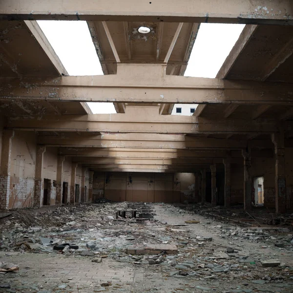 Çok kirlenmiş endüstriyel bir fabrikanın kalıntıları, sanayi serisi.