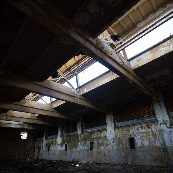 Çok kirlenmiş endüstriyel bir fabrikanın kalıntıları, sanayi serisi.