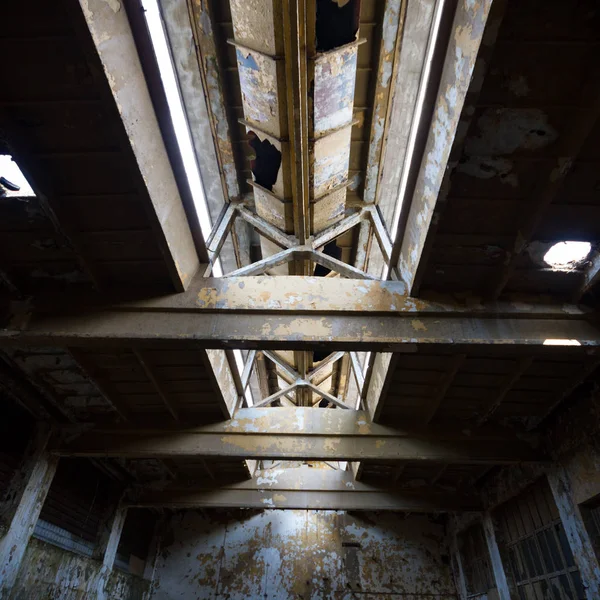 Çok kirlenmiş endüstriyel bir fabrikanın kalıntıları, sanayi serisi.