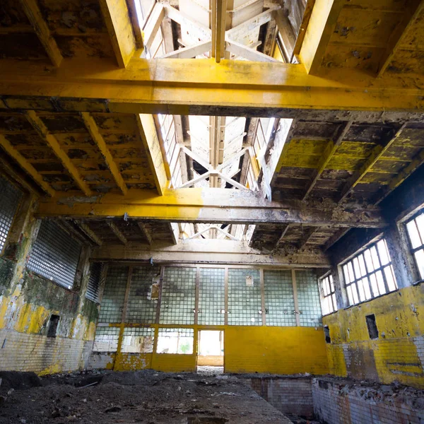 Çok kirlenmiş endüstriyel bir fabrikanın kalıntıları, sanayi serisi.