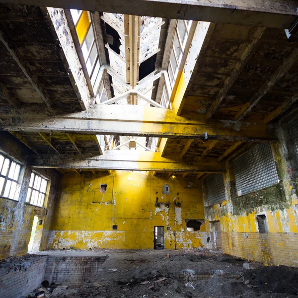 Çok kirlenmiş endüstriyel bir fabrikanın kalıntıları, sanayi serisi.