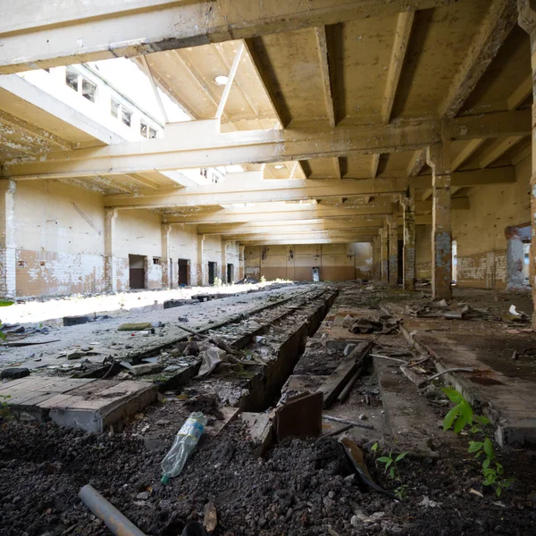 Çok kirlenmiş endüstriyel bir fabrikanın kalıntıları, sanayi serisi.