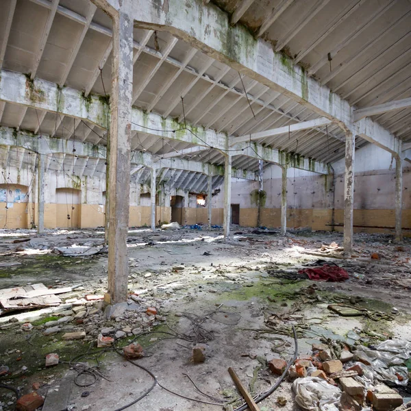 Çok kirlenmiş endüstriyel bir fabrikanın kalıntıları, sanayi serisi.