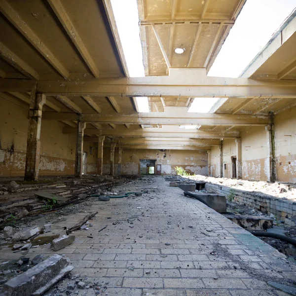 Çok kirlenmiş endüstriyel bir fabrikanın kalıntıları, sanayi serisi.