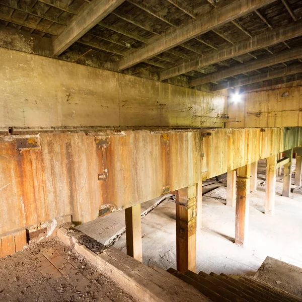 Çok kirlenmiş endüstriyel bir fabrikanın kalıntıları, sanayi serisi.