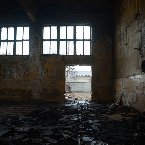 Çok kirlenmiş endüstriyel bir fabrikanın kalıntıları, sanayi serisi.