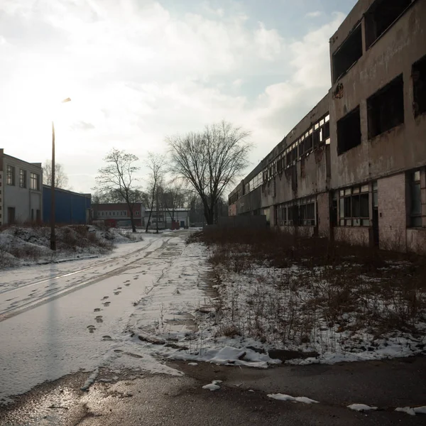 Çok kirlenmiş endüstriyel bir fabrikanın kalıntıları, sanayi serisi.