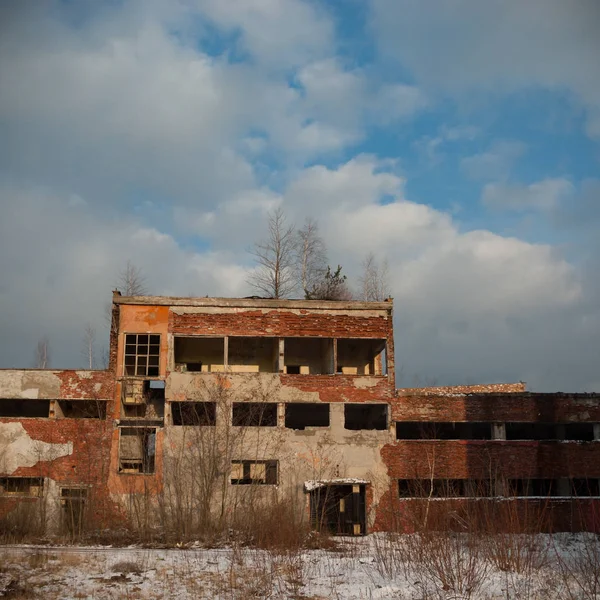 Çok kirlenmiş endüstriyel bir fabrikanın kalıntıları, sanayi serisi.