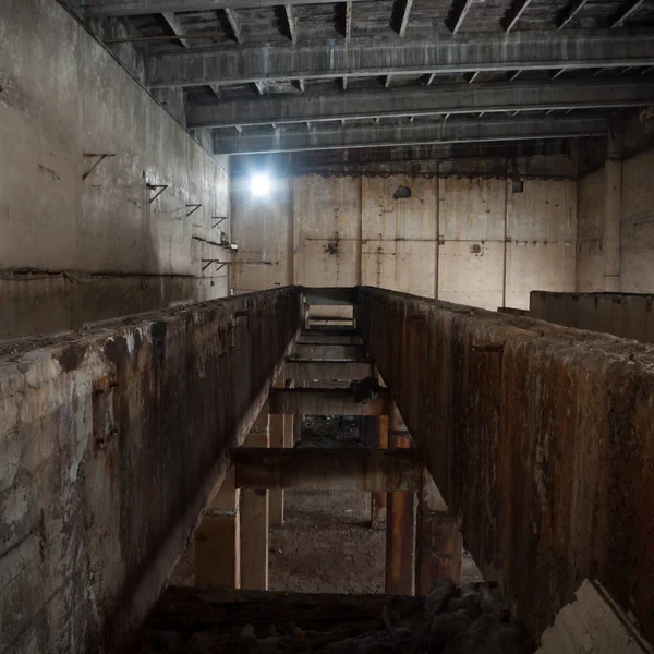 Çok kirlenmiş endüstriyel bir fabrikanın kalıntıları, sanayi serisi.