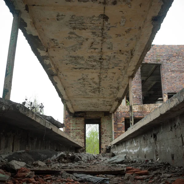 Çok kirlenmiş endüstriyel bir fabrikanın kalıntıları, sanayi serisi.