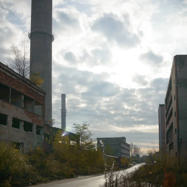 Çok kirlenmiş endüstriyel bir fabrikanın kalıntıları, sanayi serisi.