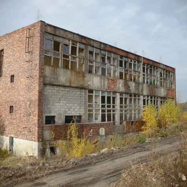Çok kirlenmiş endüstriyel bir fabrikanın kalıntıları, sanayi serisi.