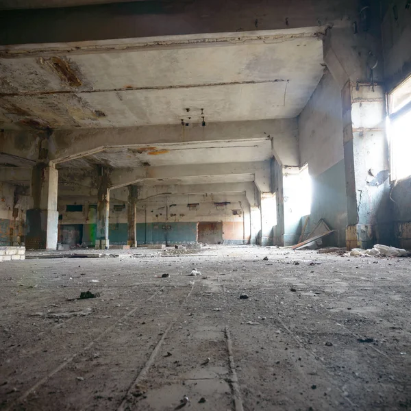 Çok kirlenmiş endüstriyel bir fabrikanın kalıntıları, sanayi serisi.