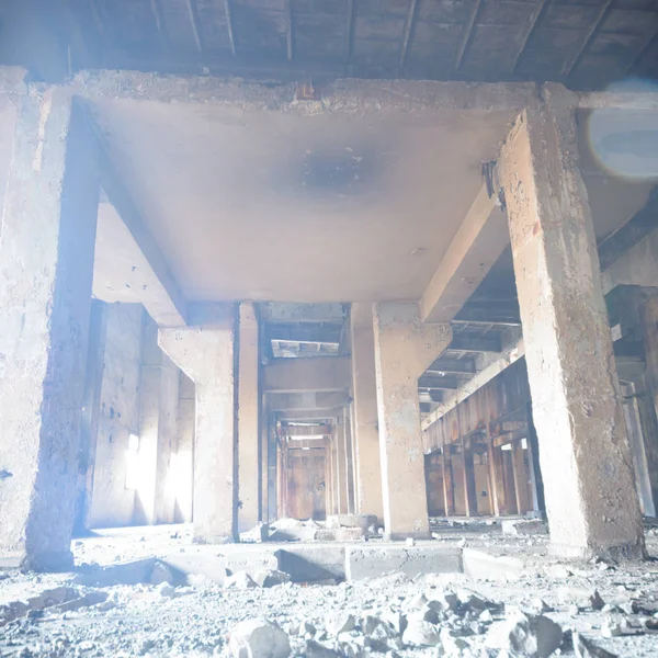 Çok kirlenmiş endüstriyel bir fabrikanın kalıntıları, sanayi serisi.