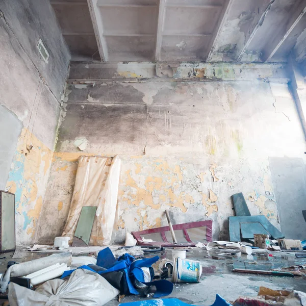 Çok kirlenmiş endüstriyel bir fabrikanın kalıntıları, sanayi serisi.