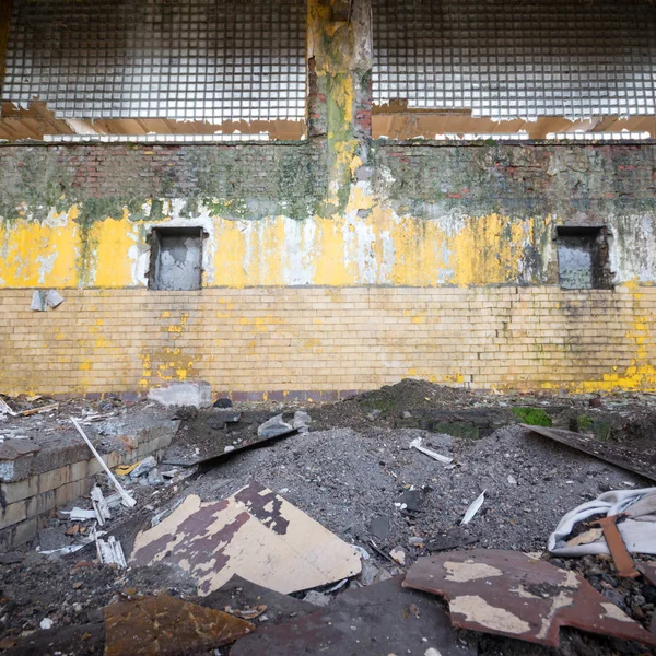 Çok kirlenmiş endüstriyel bir fabrikanın kalıntıları, sanayi serisi.