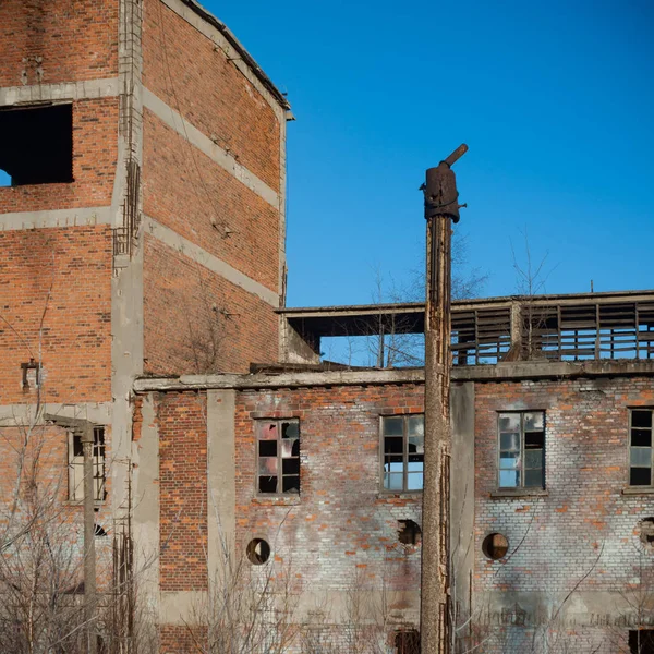 Çok kirlenmiş endüstriyel bir fabrikanın kalıntıları, sanayi serisi.