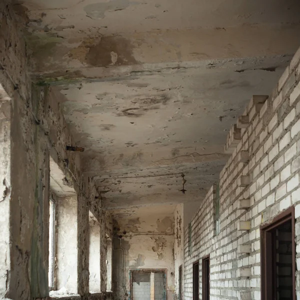 Çok kirlenmiş endüstriyel bir fabrikanın kalıntıları, sanayi serisi.