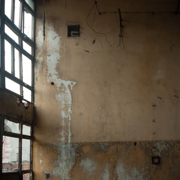 Çok kirlenmiş endüstriyel bir fabrikanın kalıntıları, sanayi serisi.