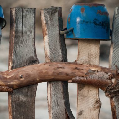 güneşli çivi ile eski ahşap sınır çit
