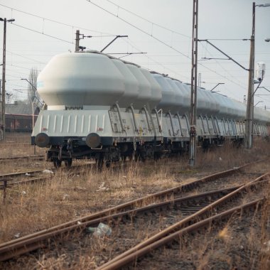 Güneşli bir günde demiryolu manzarası